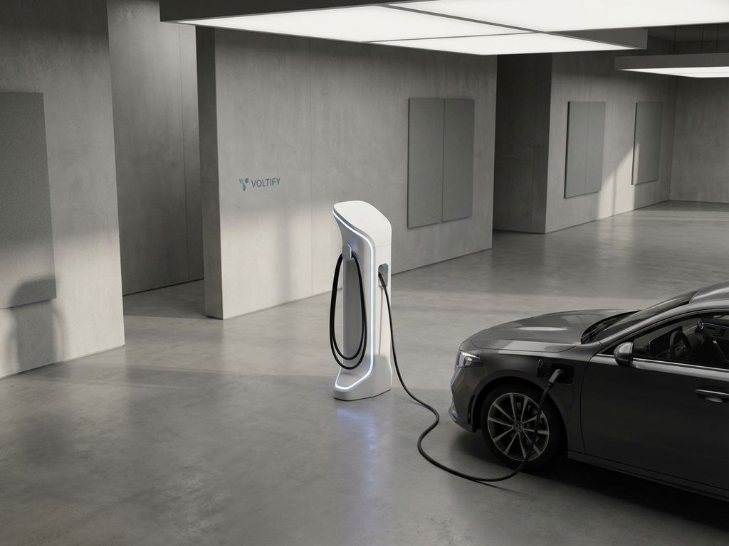 Moderne elektrische auto oplaadstation met witte oppervlakken en laadkabel aangesloten op voertuig in minimalistische ruimte