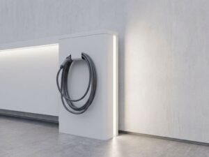 Moderne elektrische laadpaal met wit minimalistische ontwerp en oplaadkabel tegen neutrale achtergrond