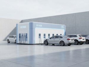 Moderne elektrische laadstation met meerdere kabelpoorten voor voertuigen, wit-blauw design op betonnen ondergrond