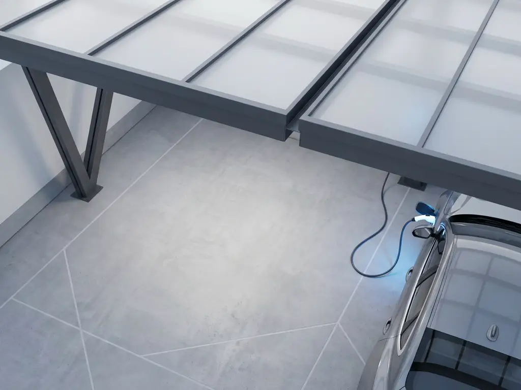 Elektrische auto oplaadkabel met gloeiende connector aangesloten op moderne laadpoort in minimalistische parkeerplaats